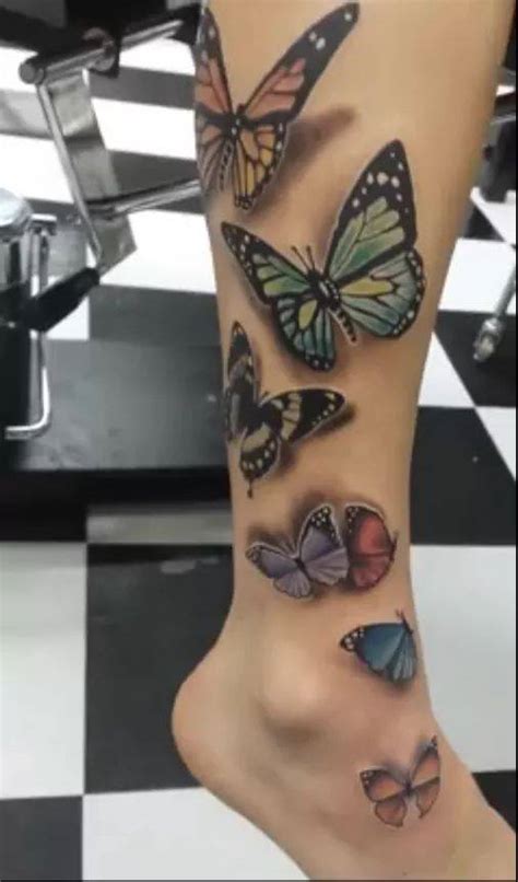 tatuajes de mariposas en la pierna